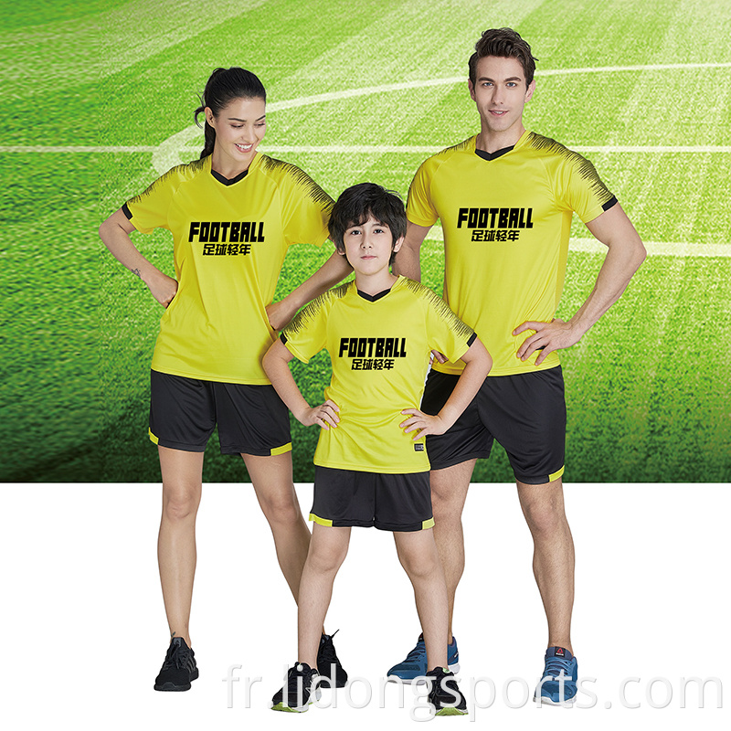 Ensemble de maillot de football sur le logo personnalisé et chemise de football en uniforme de football, tenue de foot